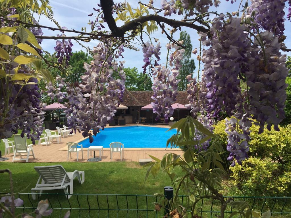 Logis Le Relais Fleuri Hotel Sauvigny-le-Bois Exterior photo